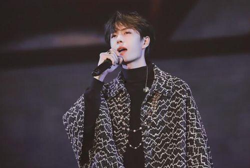 王一博韩国爆料视频,明星背后的真实生活  第1张